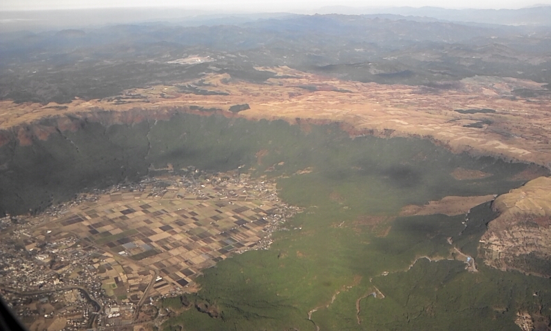 空から日本を見てみよう！羽田→熊本　阿蘇山カルデラ外輪山の航空写真