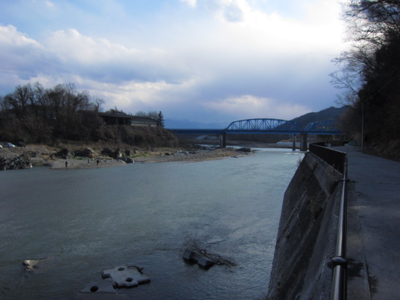 栗谷瀬橋近くの蛇紋岩