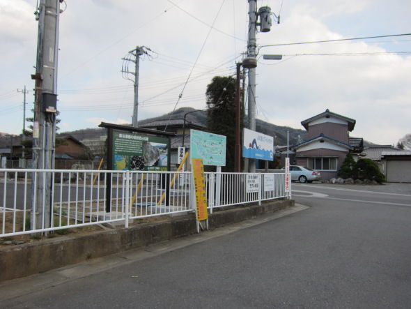 栗谷瀬橋近くの蛇紋岩と秩父ジオパーク