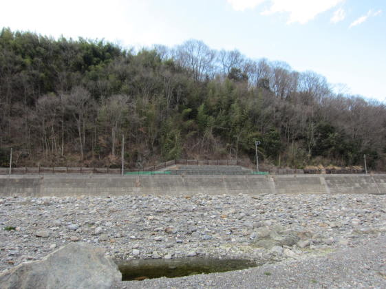 栗谷瀬橋近くの蛇紋岩とジオパーク