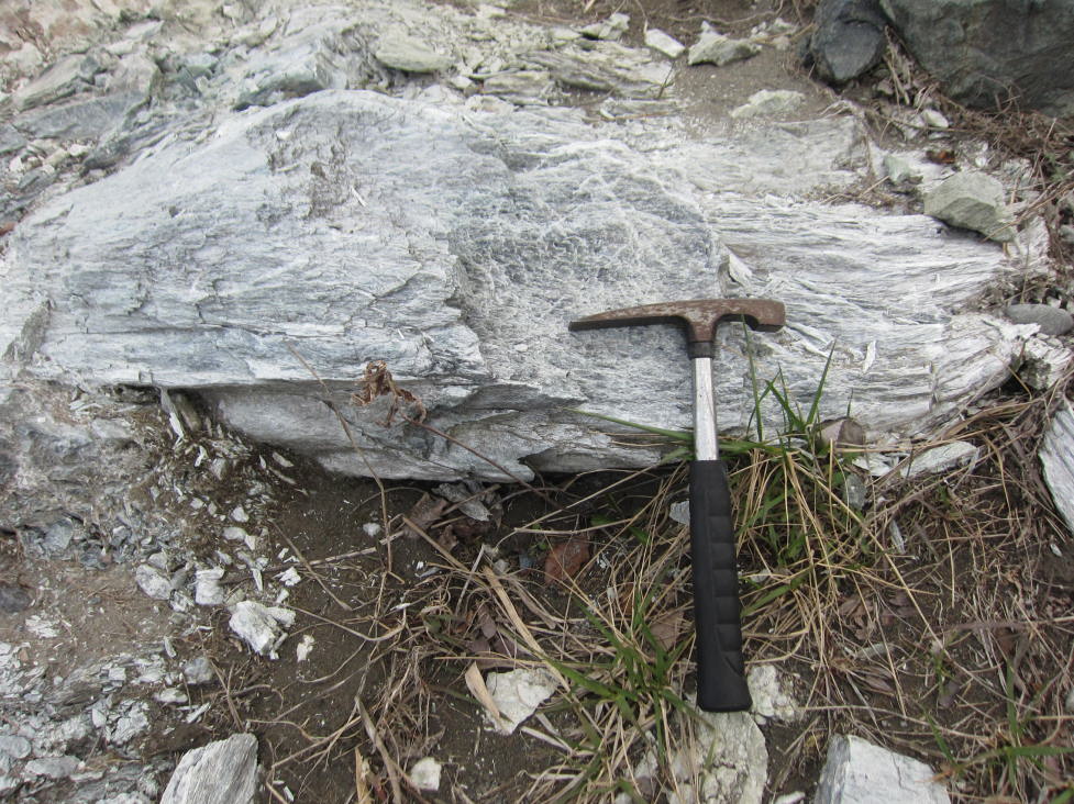 栗谷瀬橋近くの蛇紋岩と滑石タルク