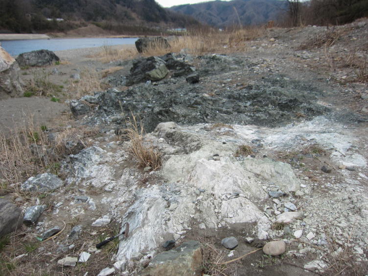 栗谷瀬橋近くの蛇紋岩と滑石タルク