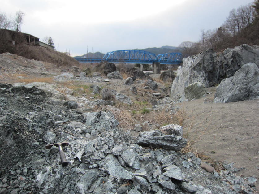 栗谷瀬橋近くの蛇紋岩とクリソタイル石綿