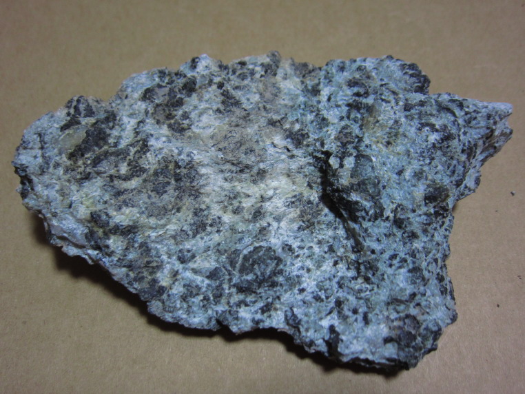 栗谷瀬橋近くの蛇紋岩と蛇灰岩