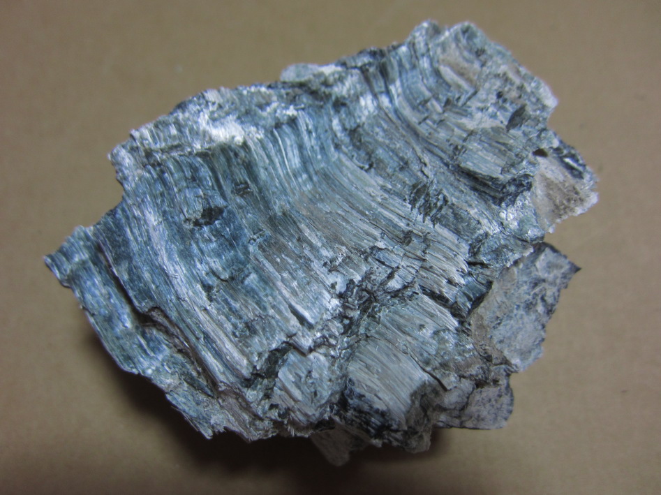 栗谷瀬橋近くの蛇紋岩とクリソタイル石綿