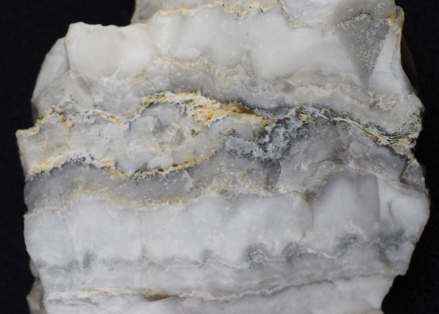 白色の陶器質石英の塊 岩手県雫石町